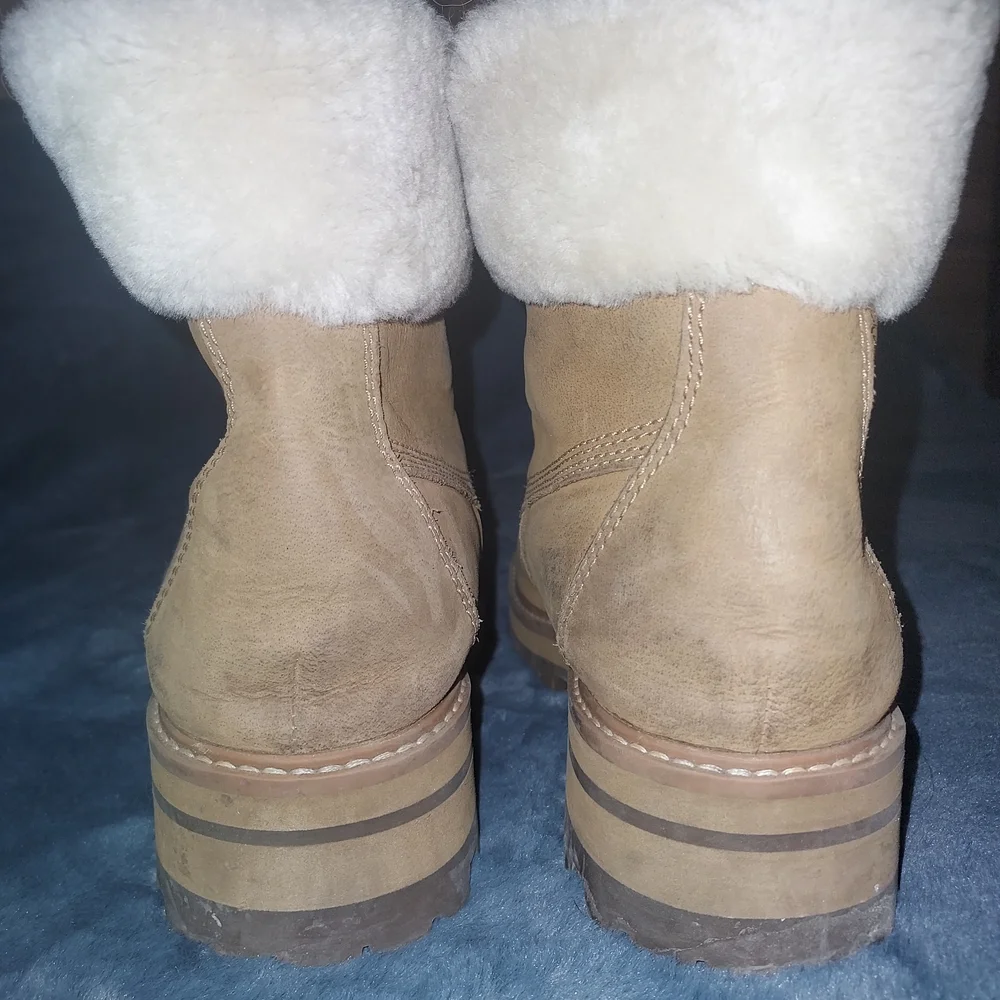 Tan Women's Boots with White Fur Lining